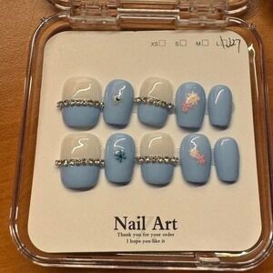 Blue Bloom Nail Set – Pastel Split Design with Floral Accents Large